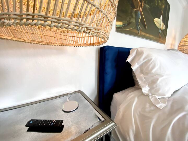 มาสเตอร์สวีทชั้น 
2 พร้อมสมาร์ททีวีพื้นที่ทำงานและห้องน้ำในตัว 
อ่างล้างมือ 2 อ่างห้องอาบน้ำและโถสุขภัณฑ์ 