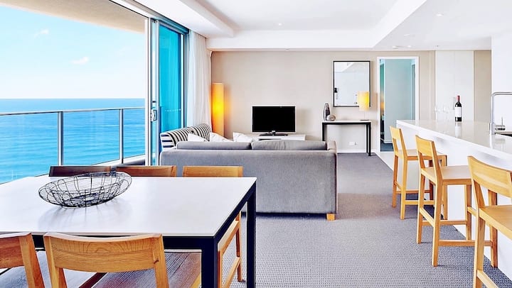 Located on 37th high floors of Hilton tower, with invincible super Sky Ocean views, also a sprawling vista of the Surfers Paradise Skyline at large balcony: from the City, past the River and off into the Mountains.