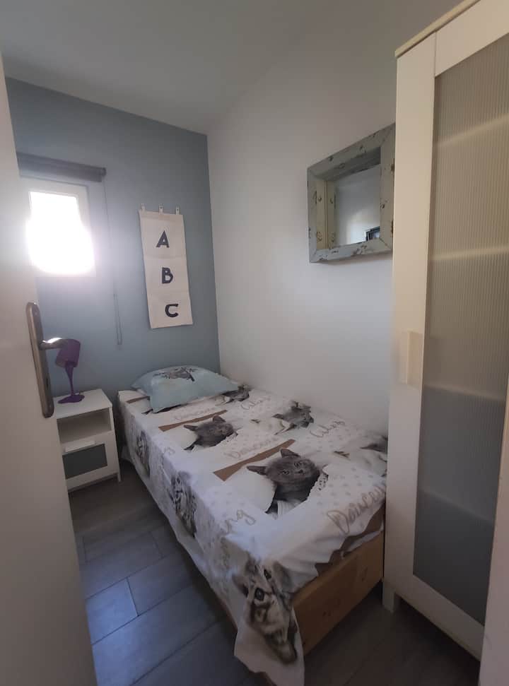 Chumba cha mbao, kitanda 90