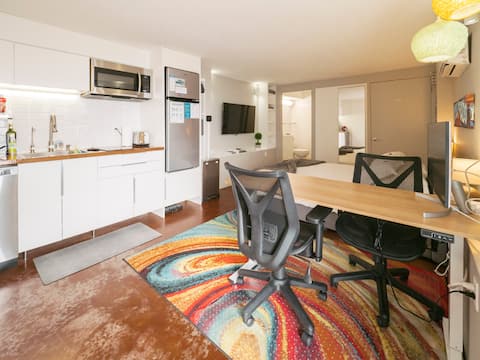 Top Airbnb: Minimalist Studio for nonsmokers. EV charger in Lakewood