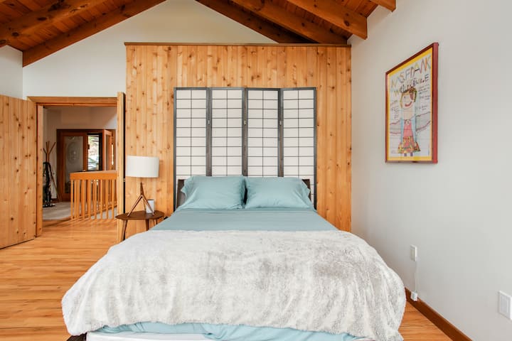 ห้องนอนผู้เข้าพักชั้น 1 อยู่ห่างจากโถงทางเข้าและตรงข้ามกับบันไดที่นำไปสู่สปาชั้นล่างห้องบันเทิงและห้องโยคะ