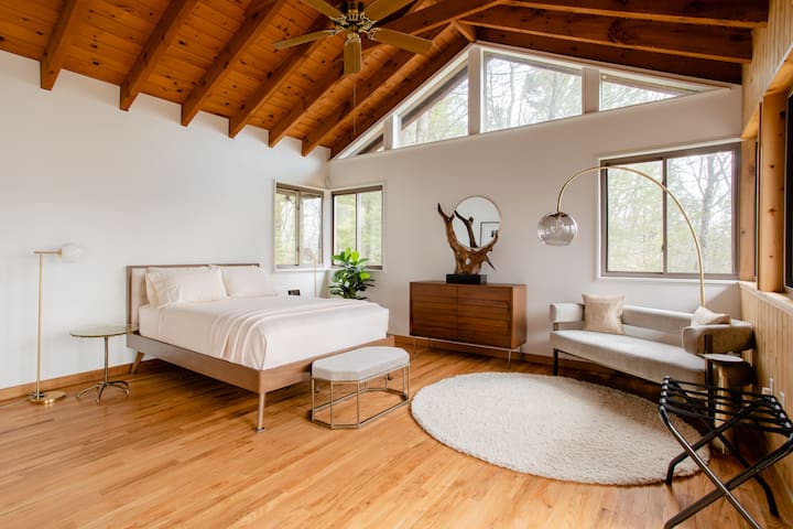 ใต้เพดานโบสถ์ห้องนอนใหญ่ชั้น 1 อาบน้ำด้วยแสงและล้อมรอบด้วยหน้าต่างเพื่อรับแสงที่ยอดเยี่ยมตลอดเวลา  ผู้เข้าพักหัวมุมเป็นที่ที่ดีเลิศสำหรับการอ่านหนังสือในช่วงบ่ายที่สบายๆหรือนอนหลับ...