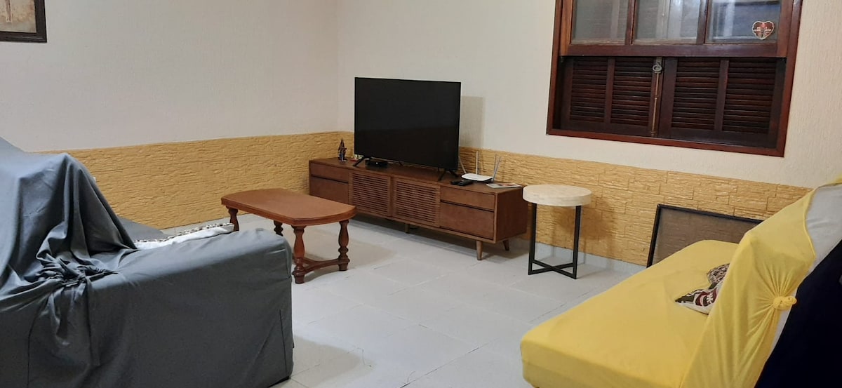 Всекидневна - приземен етаж. С вентилатор на тавана, диван и разтегателен диван. Заявете указания от домакина, за да отворите разтегателния диван.