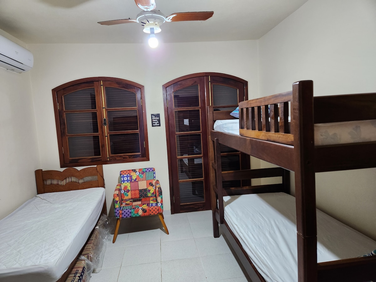 Апартамент 2 - горен етаж. С вентилатор на тавана и разделен климатик. Има телевизор с всякакви канали, единично легло, двуетажно легло и допълнителни матраци. 