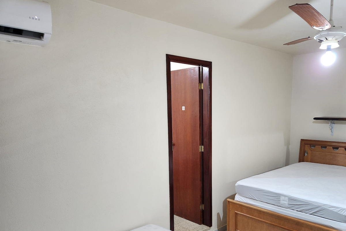 Апартамент 3 - горен етаж. С разделен климатик и вентилатори на тавана. Има телевизор, двойно легло, единично легло и допълнителен двоен матрак. Дъска за гладене и дъска за гладене. 