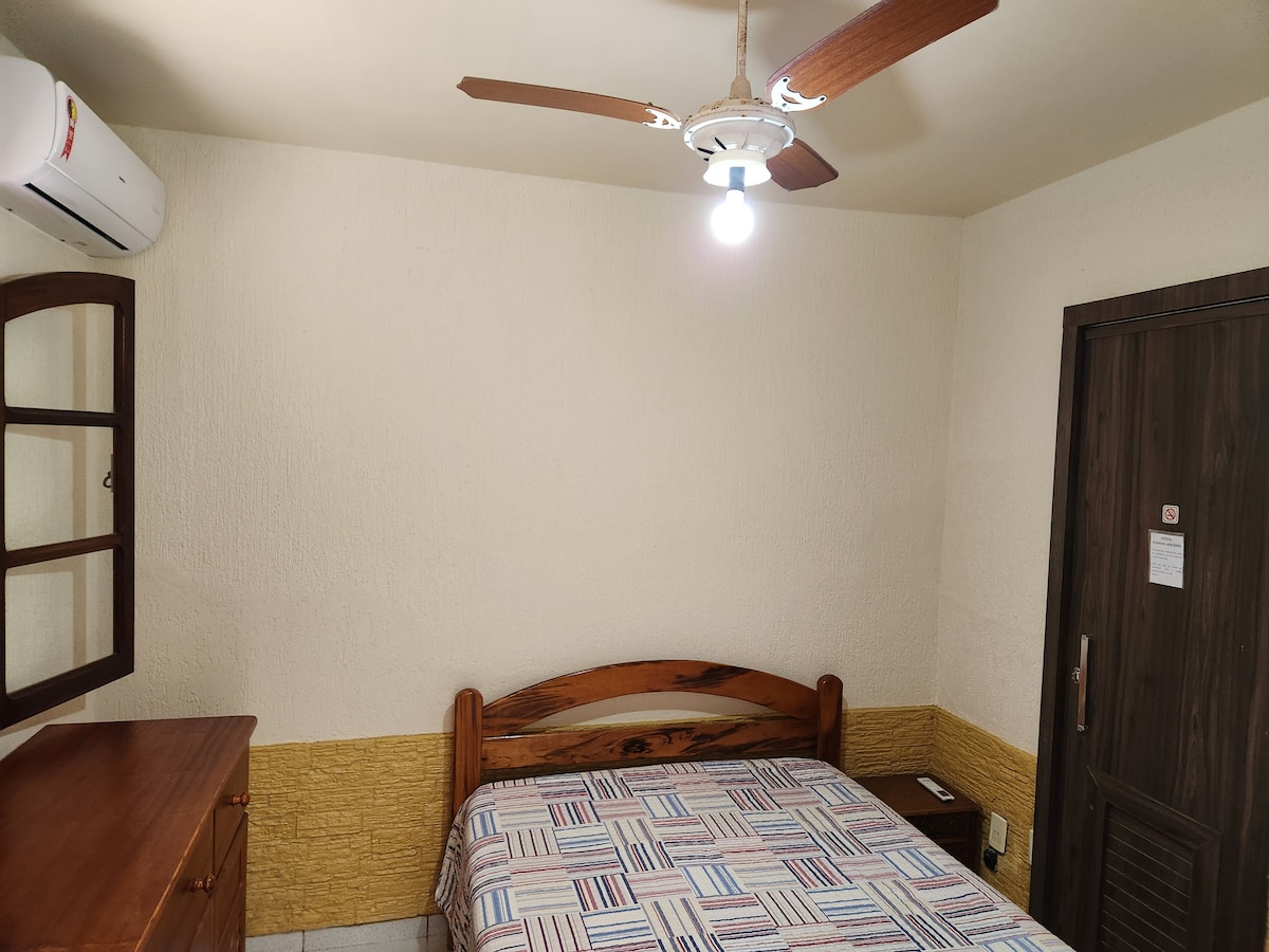 Апартамент 4 - приземен етаж. С вентилатор на тавана и климатик. Има едно двойно легло.