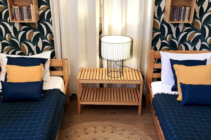 Малка спалня с 2 легла.
Ако е необходимо, може да се постави легло за отстраняване на неизправности в чекмеджето, може да бъде разположено между двете легла.