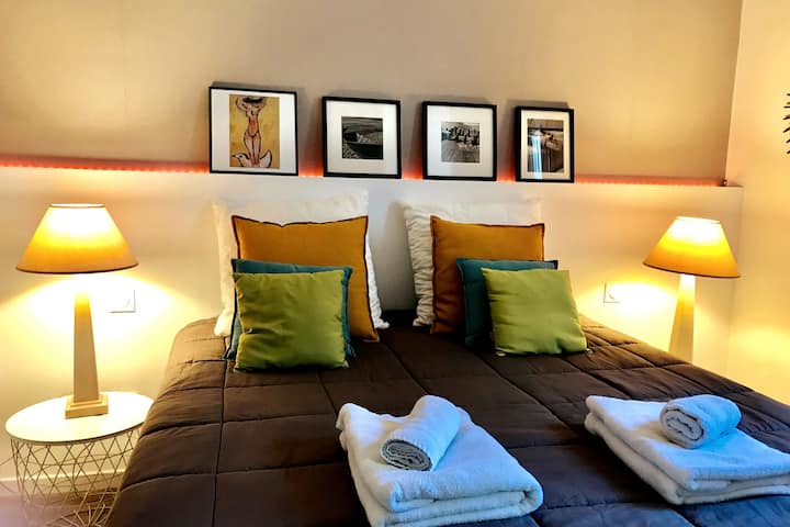 Спалня 1: Двойно легло с ширина 160 см
 Уютна и уютна двойна стая
Уютна и изискана атмосфера. С голямо двойно легло е обзаведено с вкус.
Перфектно място за почивка със спокойствие след ден на плажа.

