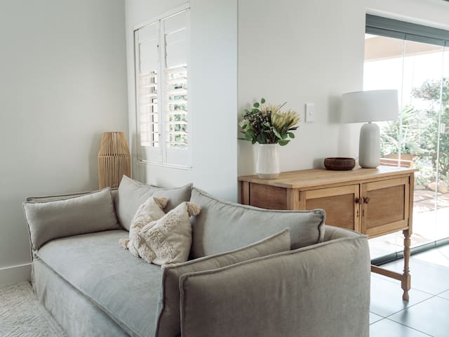 Cosy townhouse with ocean views. gallery image 3