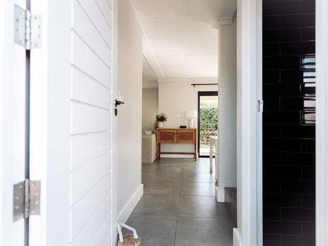 Cosy townhouse with ocean views. gallery image 2