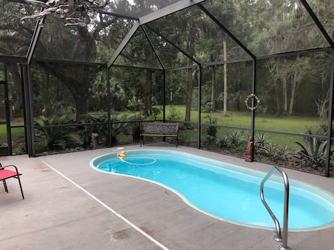 Crystal River Paradise with King Bed and Hot Tub