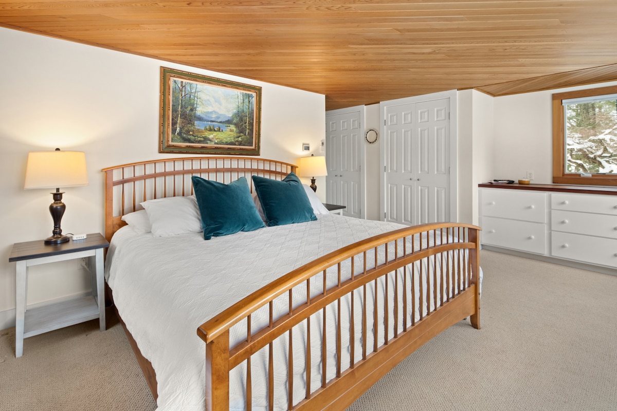 חדר שינה ראשי מס '3 (המכונה "הר ") עם מיטת קינג, אמבטיה צמודה ומיזוג אוויר