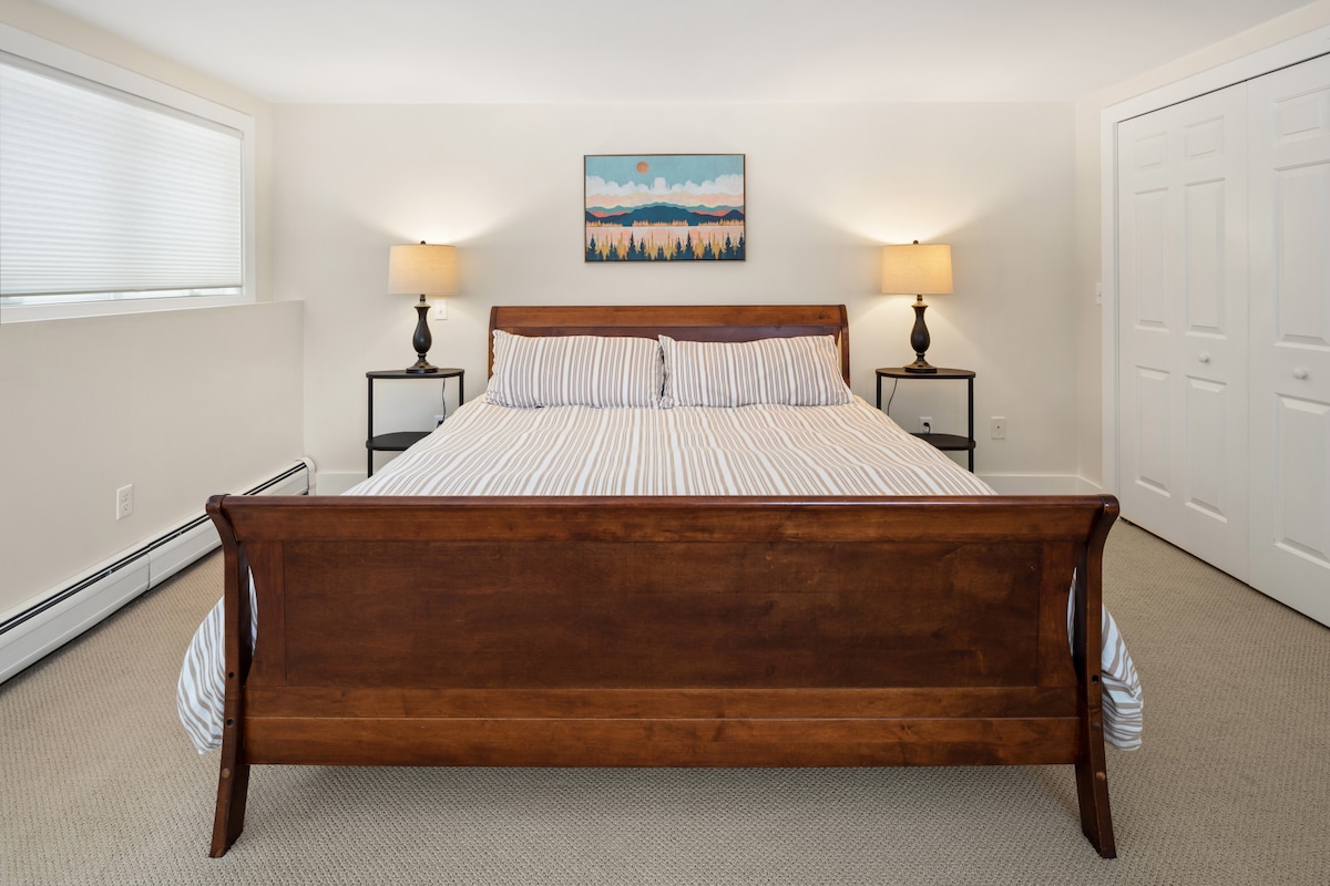 חדר שינה ראשי מס '2 (המכונה "פורל ") עם מיטת קינג סייז ואמבטיה צמודה