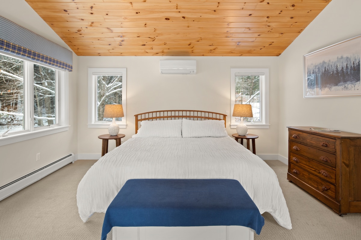 חדר שינה ראשי מס '1 (המכונה "אורן ") עם מיטת קינג סייז, חדר רחצה צמוד ומיזוג אוויר