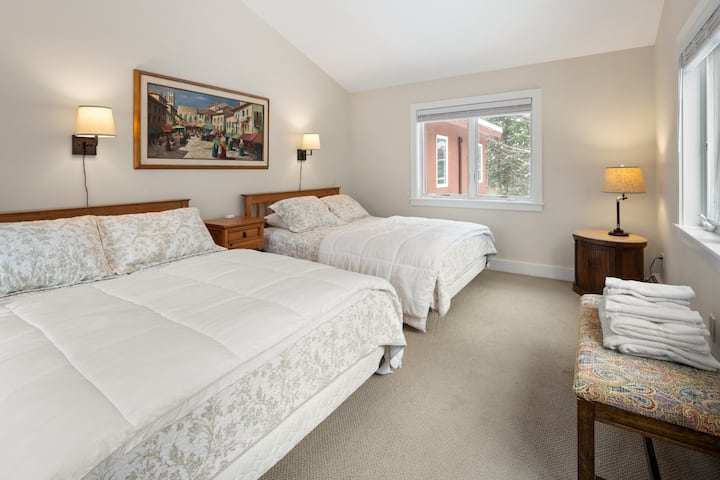 Spálňa pre hostí č.2 (aka "Moose") s 2 manželskými posteľami a klimatizáciou