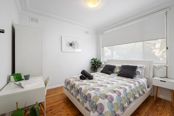 חדר שינה למטה עם מיטת קווין סייז.