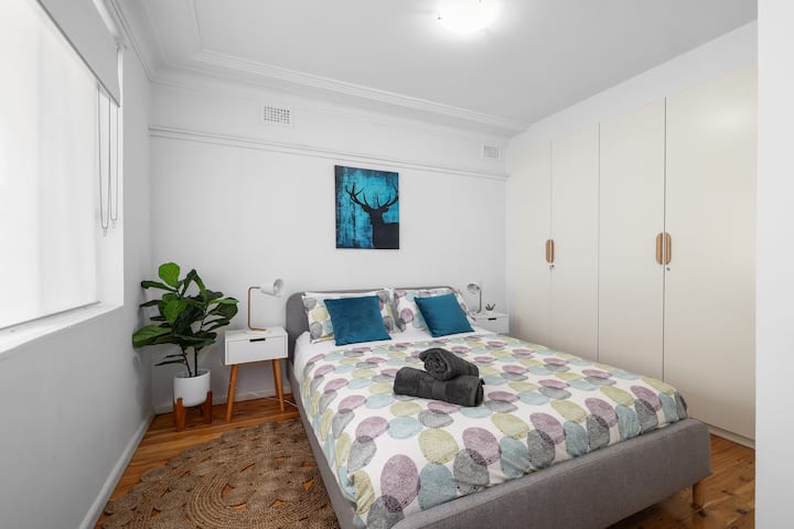 חדר שינה תחתון עם מיטת קווין סייז.