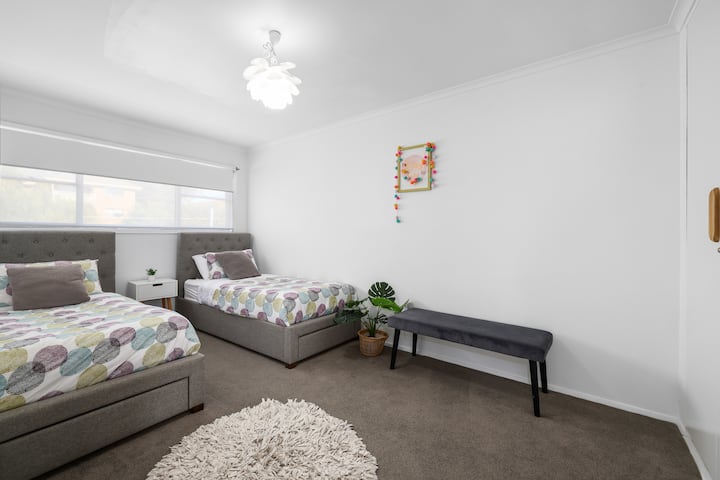 חדר שינה למעלה עם שתי מיטות יחיד.