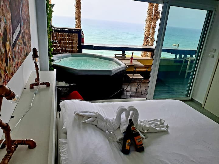 Ett sovrum  som heter La Hayam är fint med en stor dubbelsäng 160 cm bred kabel-TV och internet .
Från sovrummet i hjärtat av havet har du havsvågsutsikt och du hör de 24-timmars vågorna från alla Suyota rum...inklusive vårt perfekta badkar och matplats.