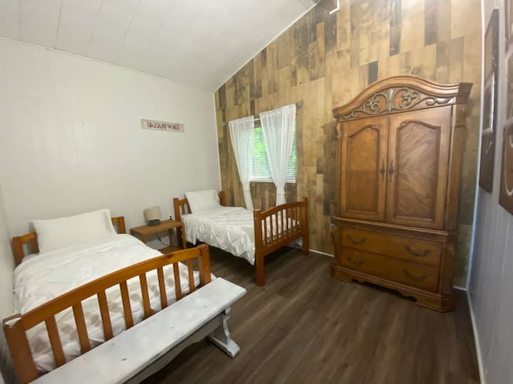 חדר שינה 2 -  שתי מיטות זוגיות - נהדר לילדים.
