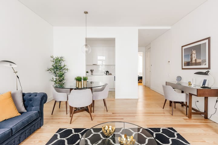 Queen & Cosmopolitan • Baixa Chiado • Lift • AC