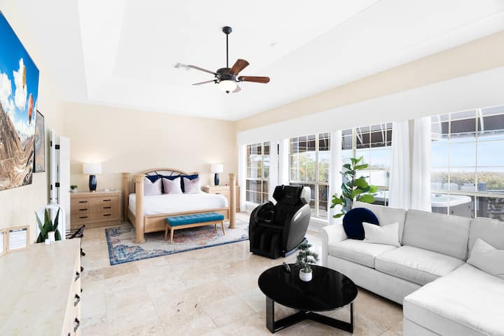 Спалня 1 - родителска спалня със самостоятелна баня, кът за сядане (с масажен стол!) и директен достъп до вътрешния двор/басейна.