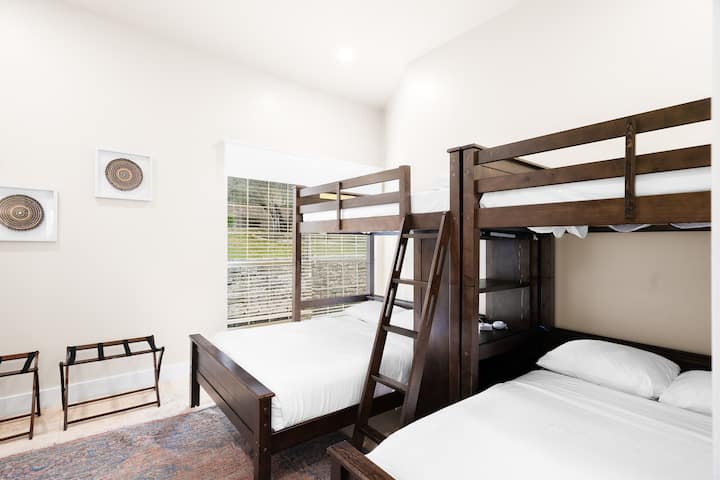 Спалня 5 - две долни легла в пълен размер и две двойни горни легла.