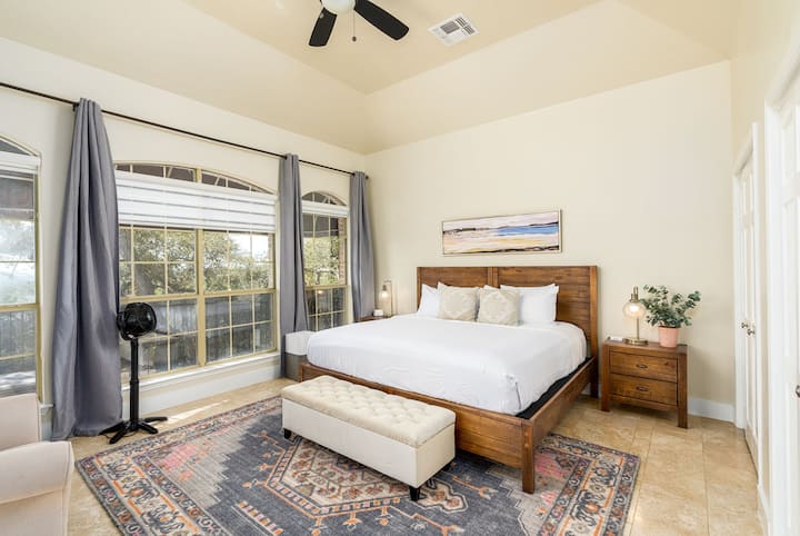 Спалня 2 - Втора родителска спалня със самостоятелен санитарен възел с директен достъп до вътрешен двор и басейн.