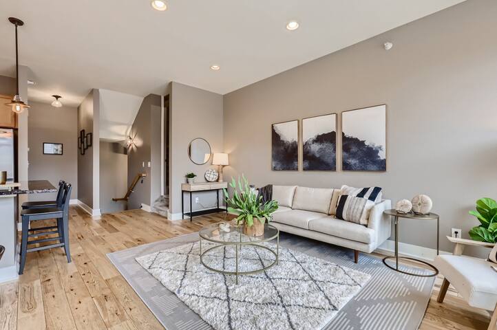 Huge Denver Townhouse with 4 Bedrooms + Office gallery image 3