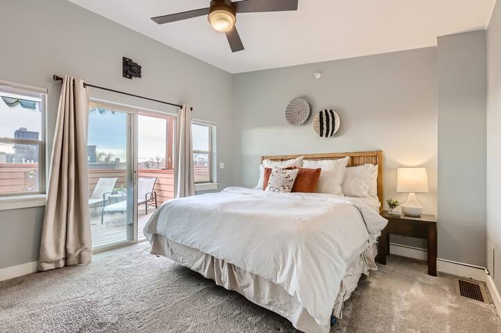 Huge Denver Townhouse with 4 Bedrooms + Office gallery image 2