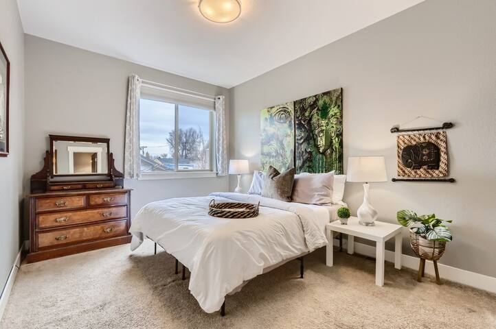 Huge Denver Townhouse with 4 Bedrooms + Office gallery image 4