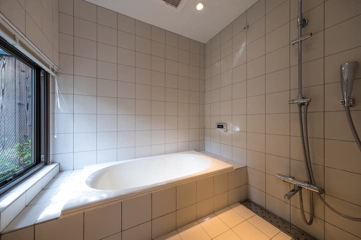 1 Fバスルーム（シャワー＆バスタブ）/バスルーム（レインフォールシャワー＆バスタブ）
のボディーソープとシャンプーとコンディショナー完備ポーラ・ポーラ・ボディーソープ・シャンプーーーーーーーーーー・コンディショナーを提供いたします。
