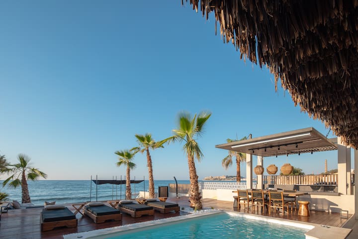 Luxury Beachside Living, a Step Away from Beach!