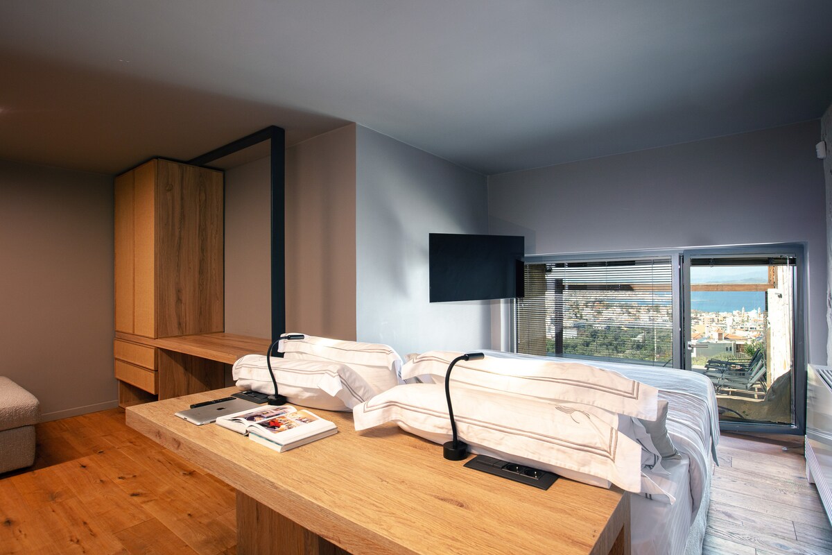 De derde slaapkamer met eigen badkamer is gelegen op de benedenverdieping! 