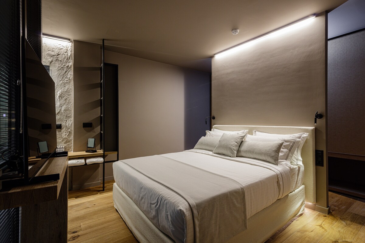 Volledig uitzicht op de slaapkamer met eigen badkamer op de benedenverdieping! 