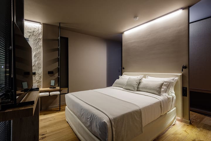 Full view of the en-suite bedroom located on the lower floor! 