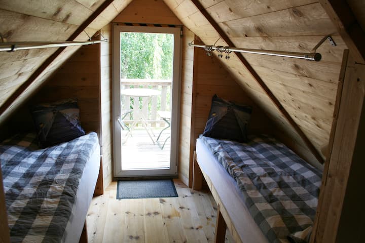 Alojamiento acogedor para niños. Todas las camas son de longitud completa (una de 2,12m, otra de 2,06m) y de 80 cm de ancho, pueden sentirse apretadas para una persona grande. Todas tienen lámparas de noche y tomas de corriente para, por ejemplo, cargadores.
Altura de pie en la sección media 1,87 m. No recomendado para personas altas