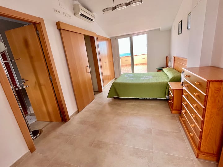 Dormitorio principal con cama articulada electrica.terraza solarium vistas al mar
