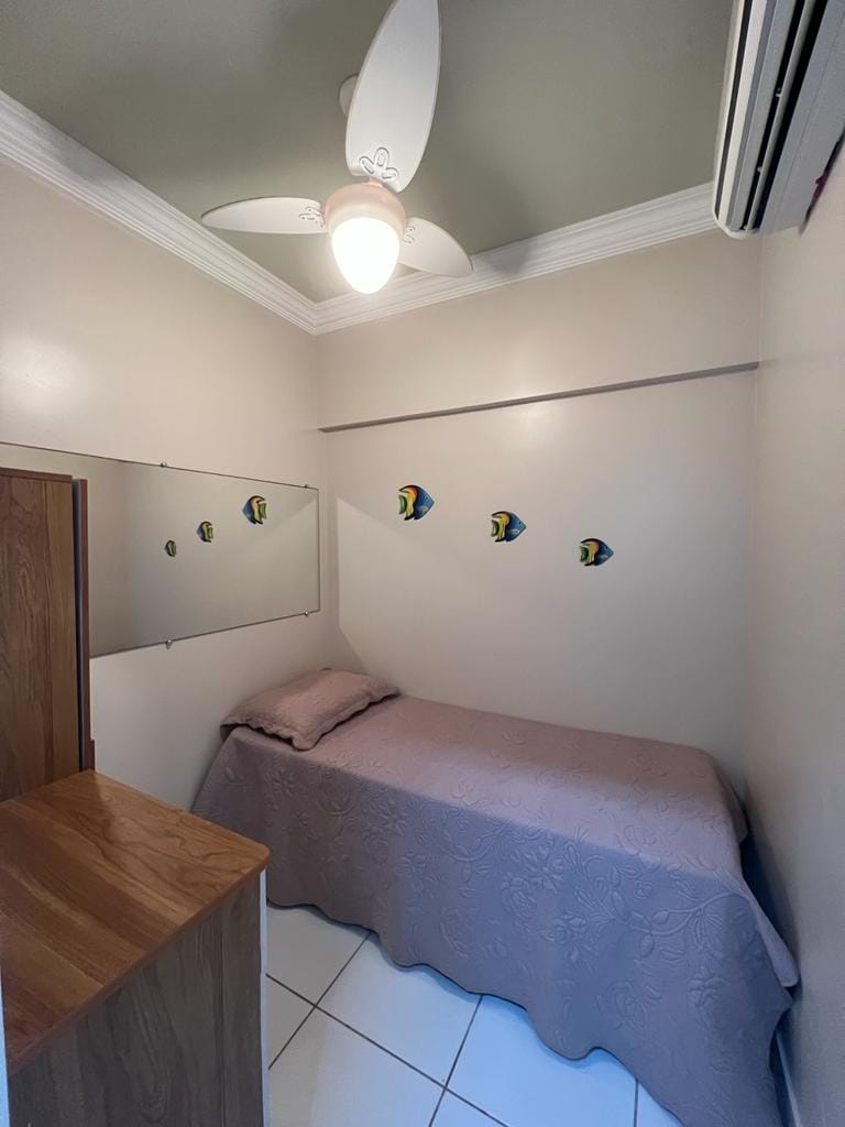 Мала спална соба со единечен кревет и уште една под неа, помошна. Собата собира најмногу 02 лица и е апартман.  