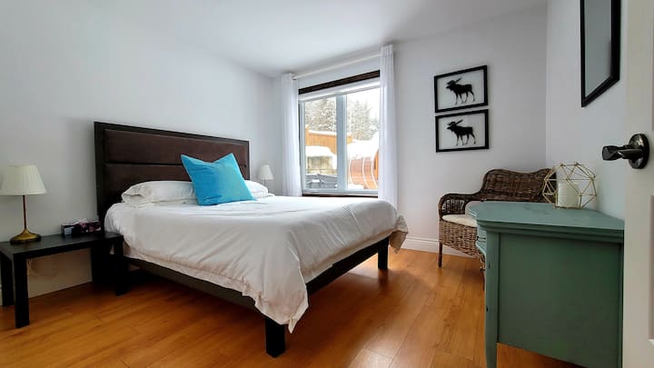 Bedroom 2 - Queen-size bed