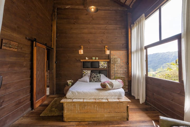 Dhoma e gjumit 10 - dhoma më e madhe e gjumit, me ballkon dhe pamje nga mali