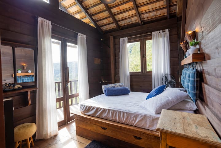 Dhoma e gjumit 5 - me një ballkon që ka lidhje me një korridor