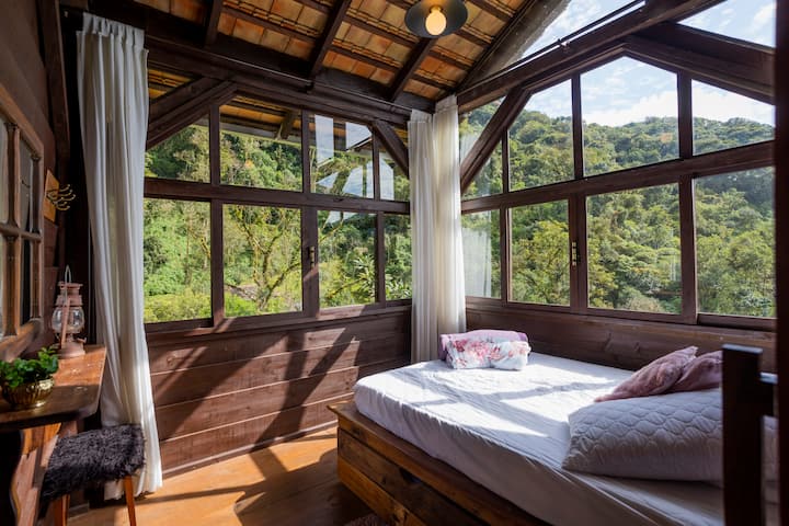 Dhoma e gjumit 6 - pamje nga ujëvara dhe mali