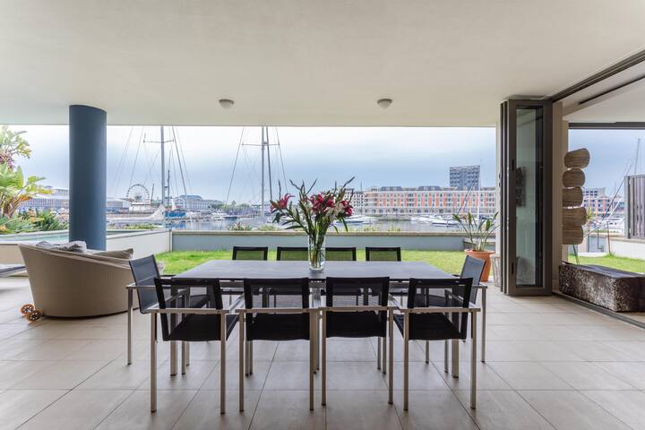 Outstanding V&A Marina Waterfront Marina villa gallery image 3