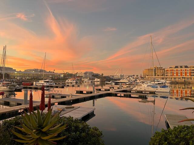 Outstanding V&A Marina Waterfront Marina villa gallery image 2