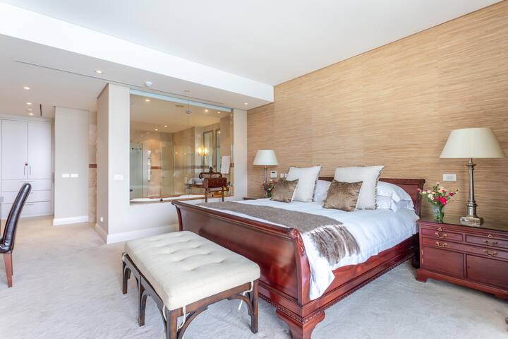 Outstanding V&A Marina Waterfront Marina villa gallery image 4