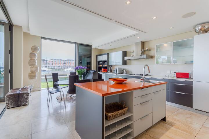 Outstanding V&A Marina Waterfront Marina villa gallery image 5
