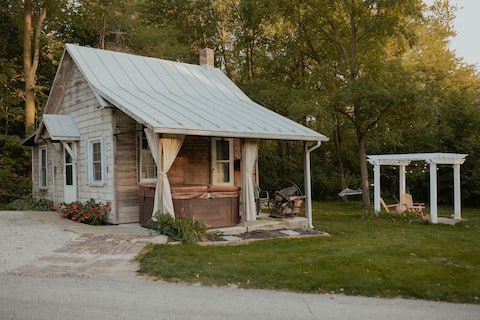 Limberlost Place Couples Only Cottage - Clean!