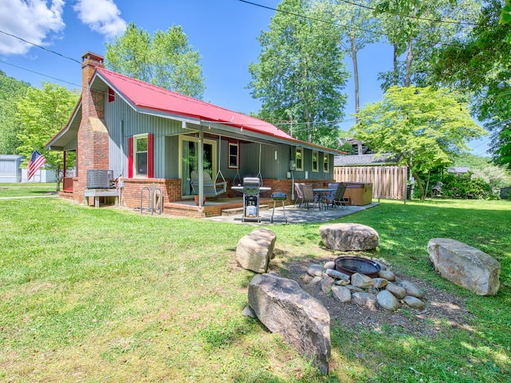 Shady CreekWinter AccessFishing, Hot Tub/Firepit Houses for Rent in Maggie Valley, North