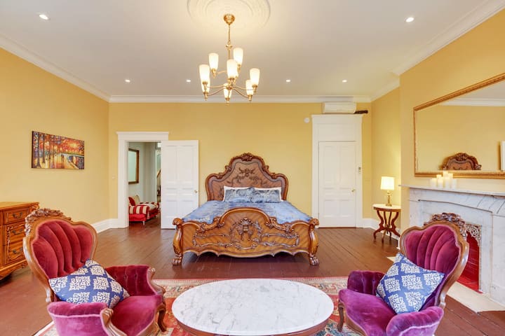 ห้องสวีทสำหรับเจ้าสาวขนาดมหึมาพร้อมห้องน้ำในตัว เตียงคิงไซส์หนึ่งเตียงนอนได้ 2 คน